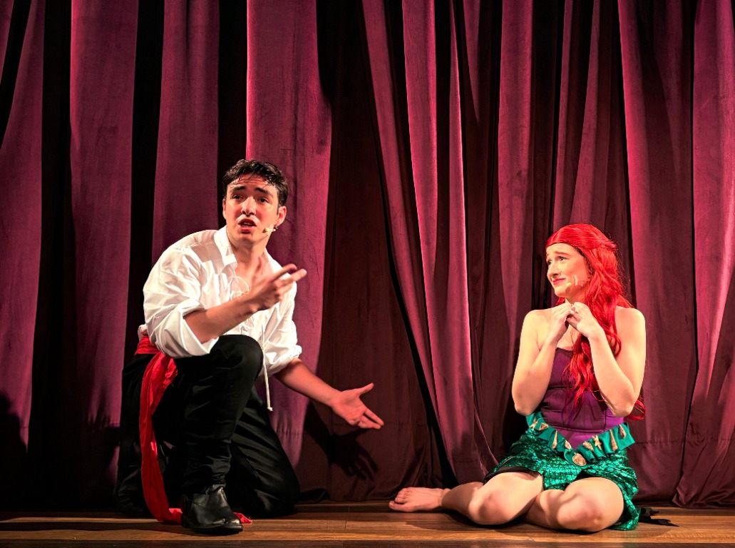 Cena do musical: O príncipe encontra Ariel